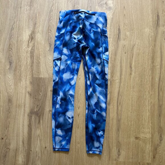 Lululemon Fast and Free High-Rise Tight 25" in blue/white cloud print, Size 4 - Picture 4 of 5